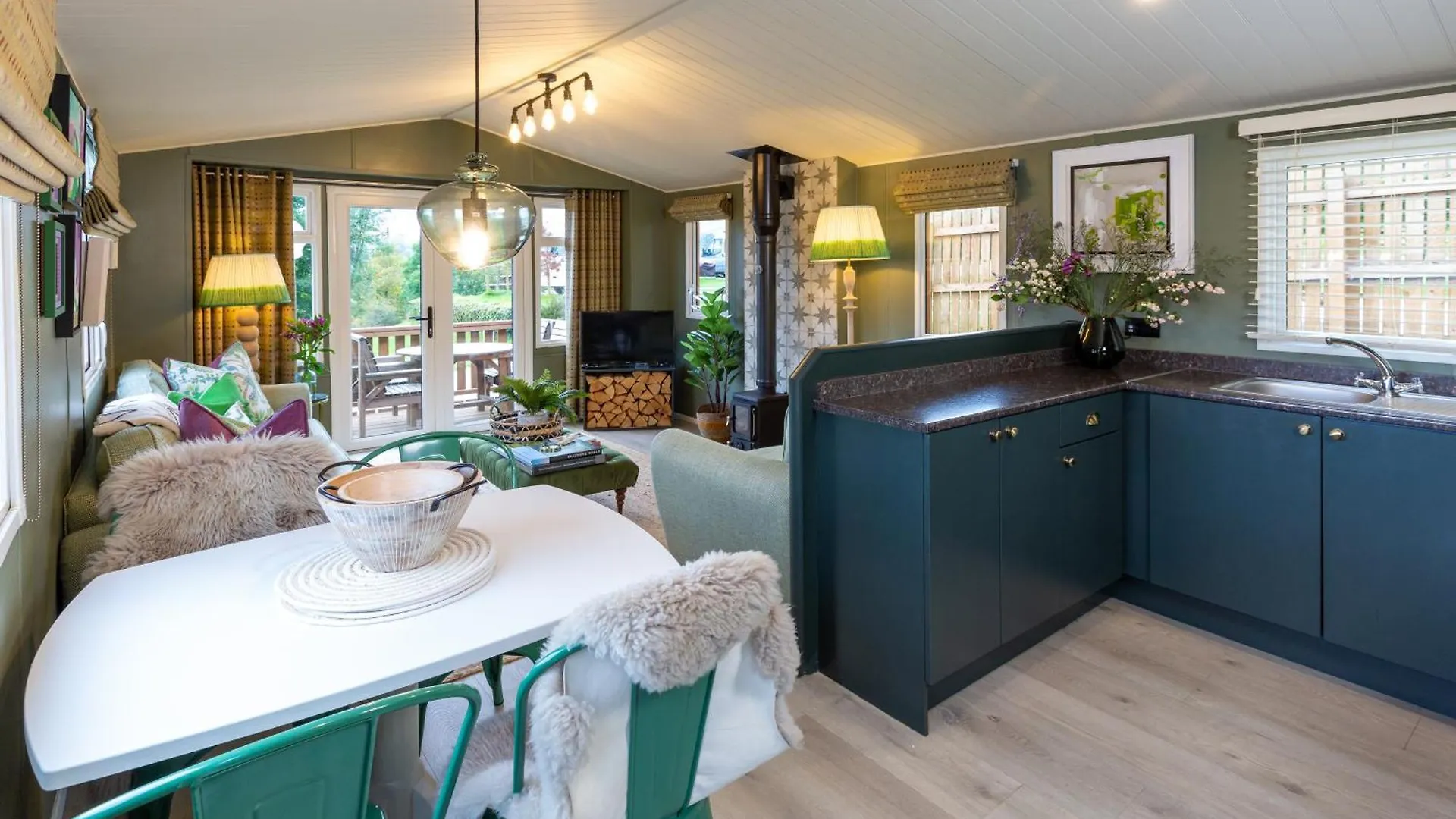 Timber Chalet Lodges With Hot Tubs Skipton 0*,